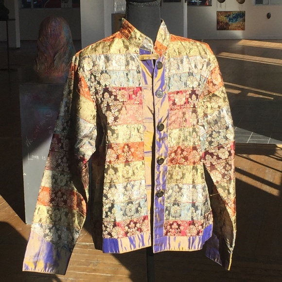Cotton and silk floral embroidered iridescent jacket with wooden buttons - Picture 3 of 5